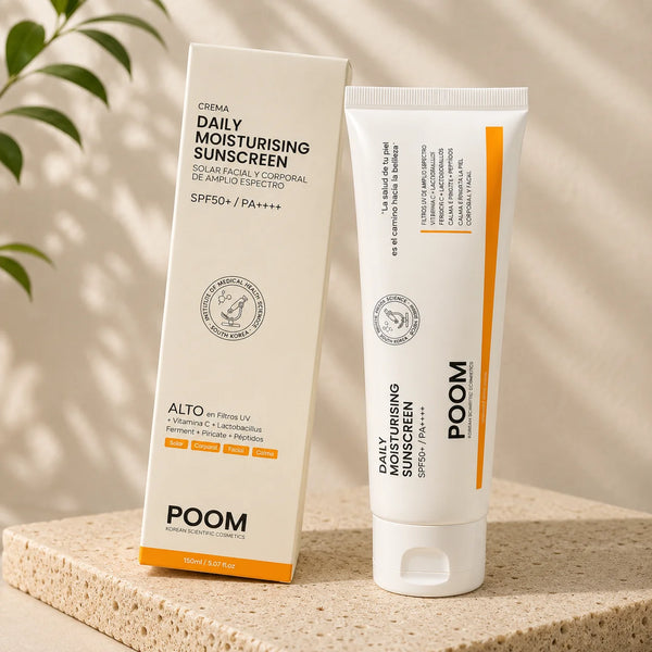 Principal: Protector solar facial y corporal SPF 50+ PA++++ POOM Silvia Moreno
Textura: Textura ligera del protector solar facial SPF 50 sin residuo blanco
Facial: Aplicación del protector solar facial coreano en el rostro
Corporal: Protector solar corporal SPF 50 de uso diario

